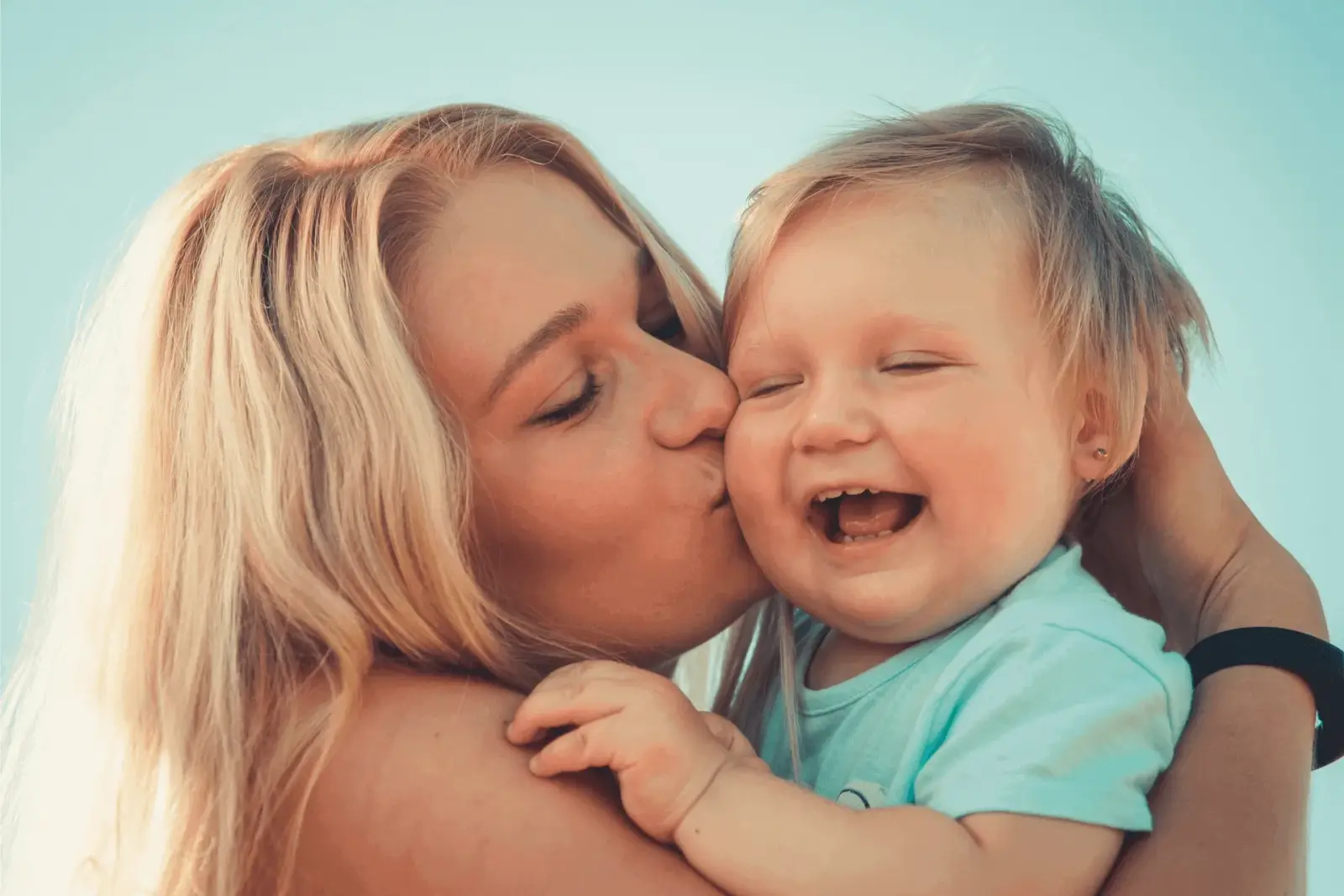 Mãe e filho em momento tranquilo durante o desmame gentil
